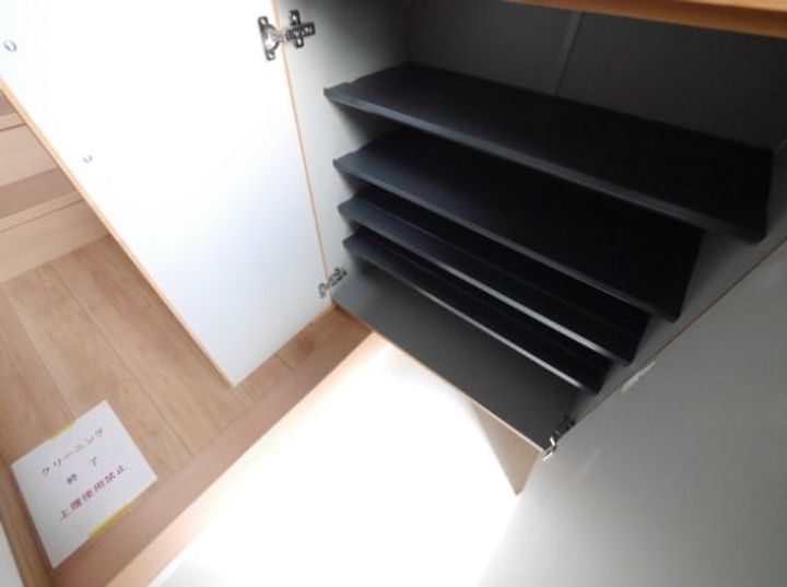 レーガベーネ金沢町Bの玄関