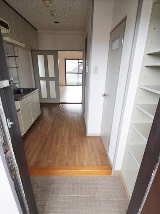 ロイヤルハイツ平和通の玄関