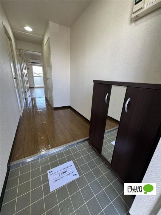 アルデール三郷A棟の玄関