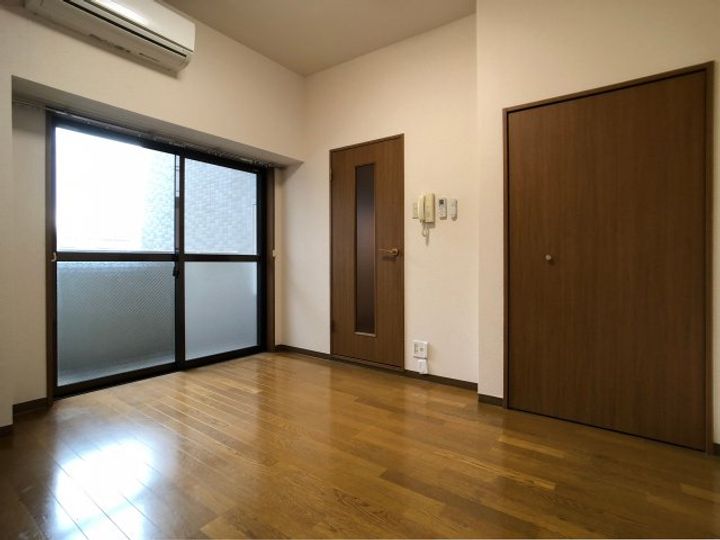東京都新宿区弁天町(マンション)の賃貸物件の居間