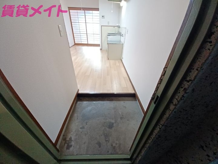 日永久志本ビルの玄関