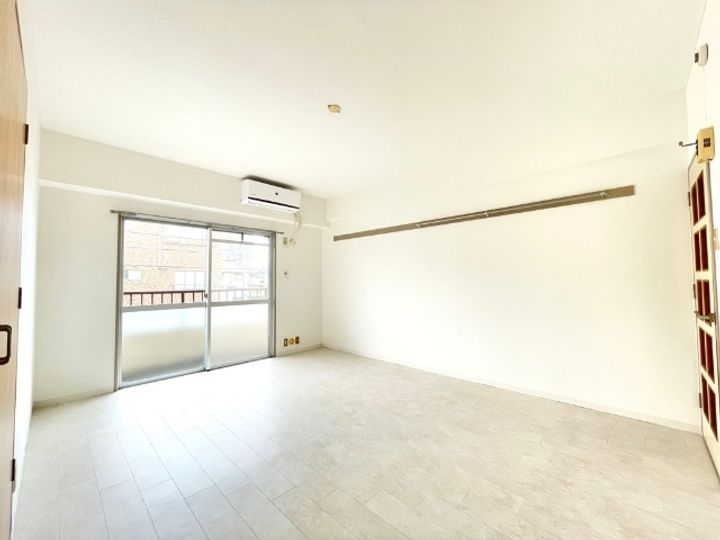 嶋崎ビルの居間