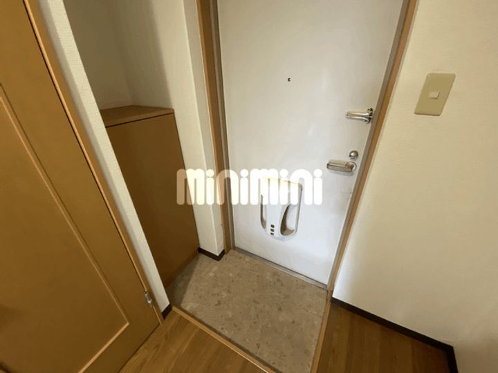 A・City明治本町の玄関