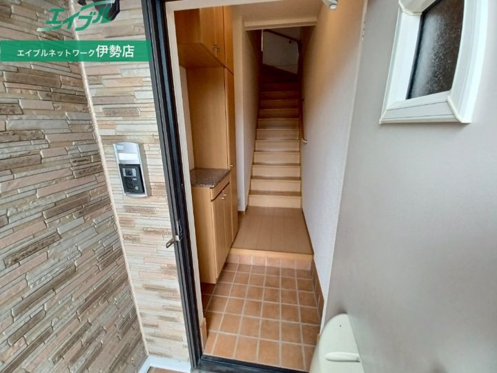 サンヒルズ B棟の玄関