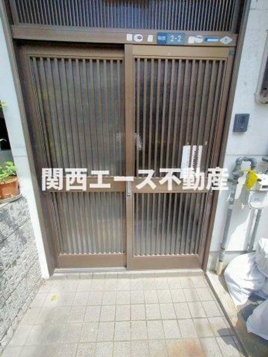 大阪府大東市明美の里町(一戸建)の賃貸物件の玄関