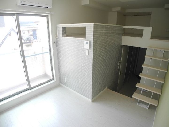 modern palazzo Isahaya Hattenの居間