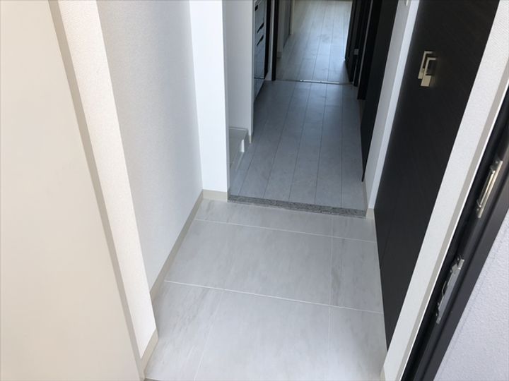 エステムコート神戸ハーバーランド前7レーベルの玄関