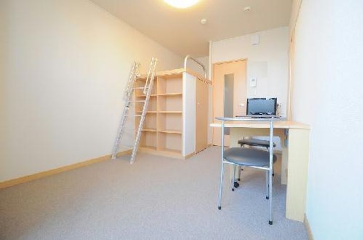 レオパレスイターナル原の居間