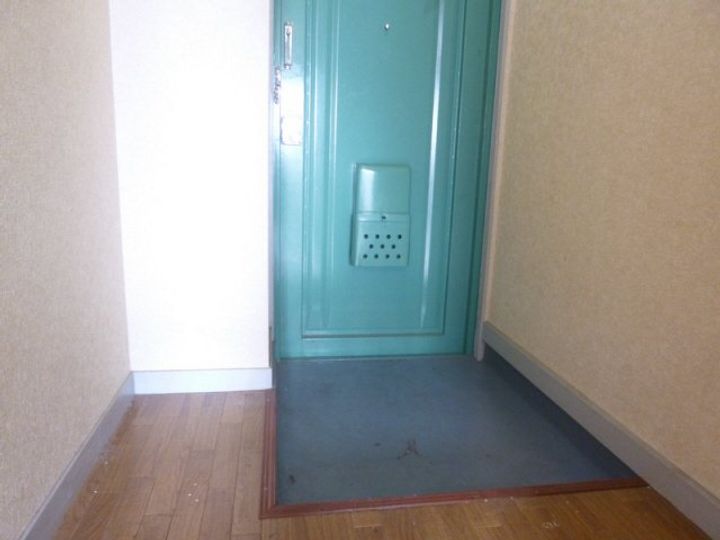 寿マンションの玄関