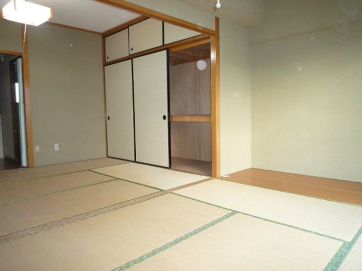 通商第三ビルの居間