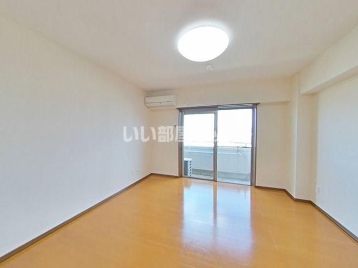 ロイヤルプラザ郡山の居間