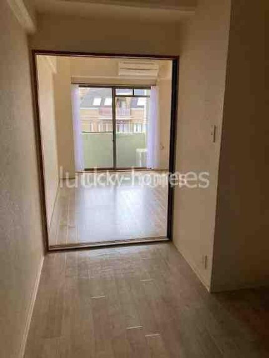 エメラルドマンションの玄関