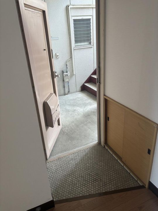 三友ハイツの玄関