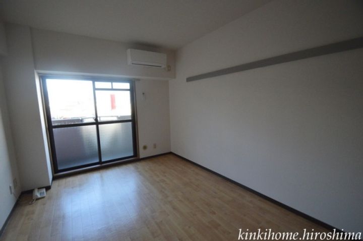 田中興産第11ビルの居間