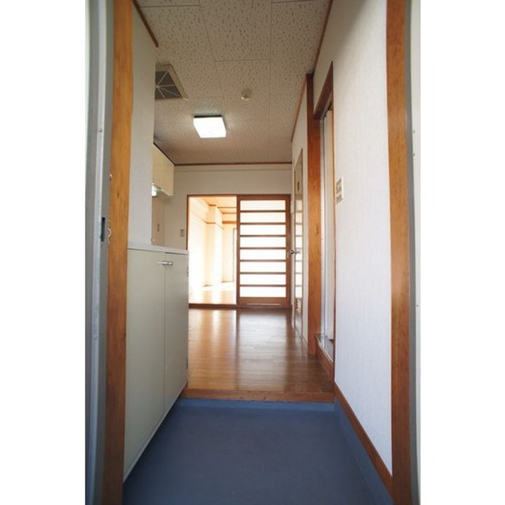 丸武マンションの玄関