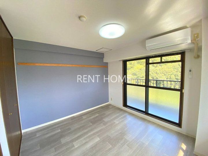 七神国府ビルの居間