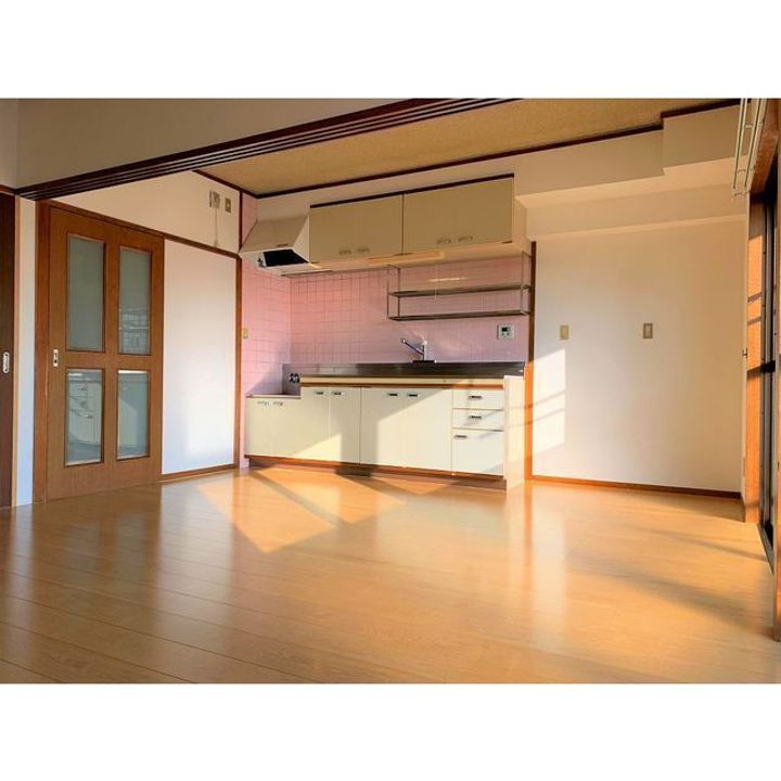 インフィニティ130Eの居間