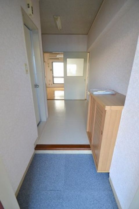 世並ビルの玄関