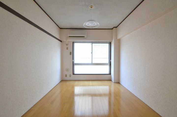 世並ビルの居間