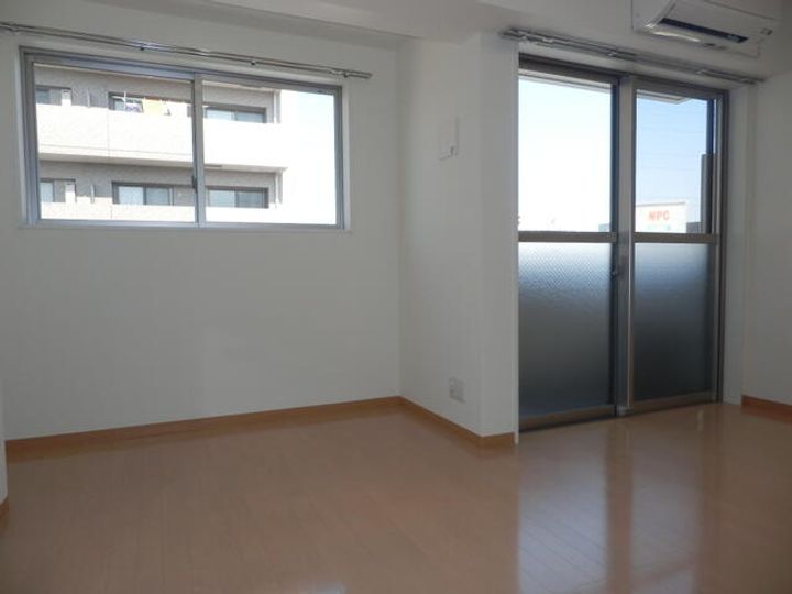 星華ビルの居間