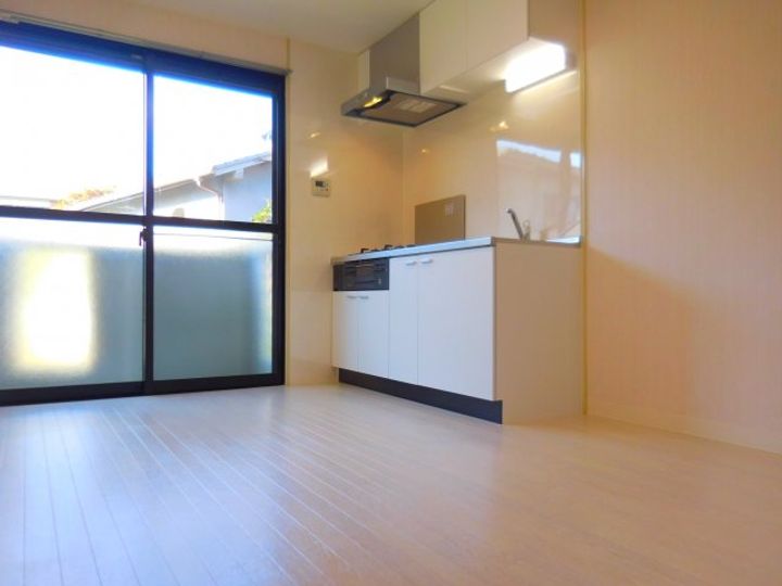 アゼリア氷室の居間