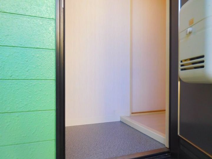 アゼリア氷室の玄関