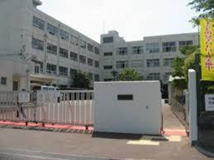 アゼリア氷室の周辺