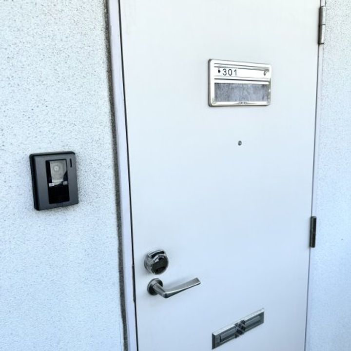 エムズマンションの玄関