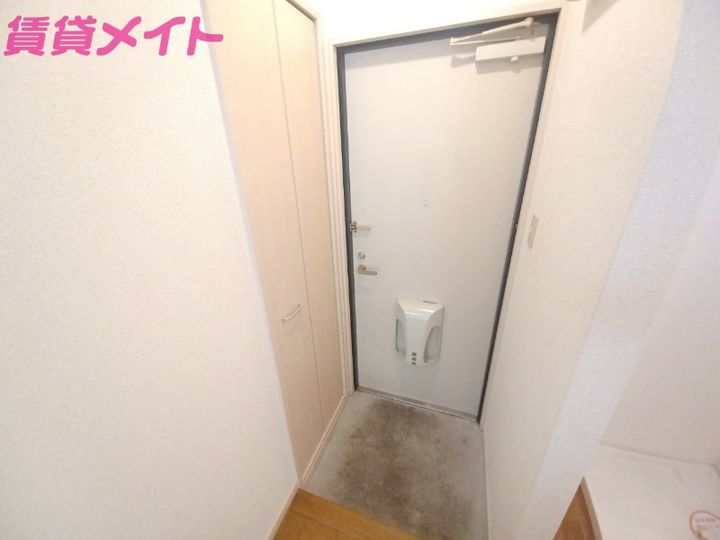 亀山マンションB棟の玄関