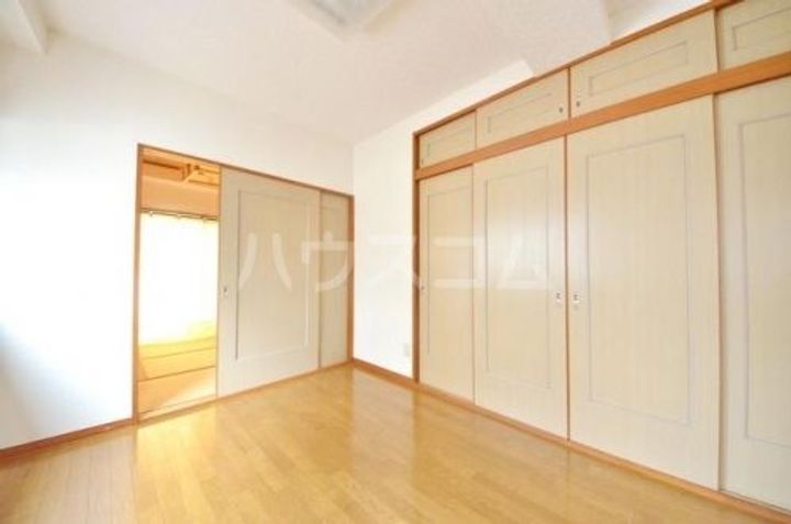 和進ビルの居間