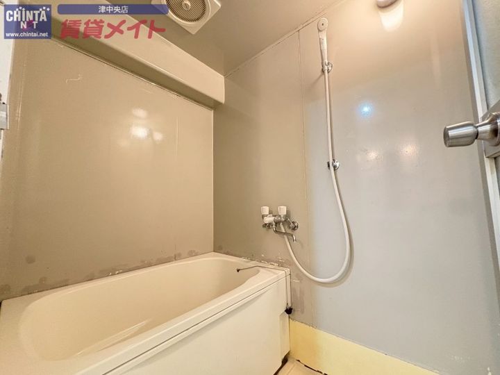 リパルティーレ津新町 B棟の風呂