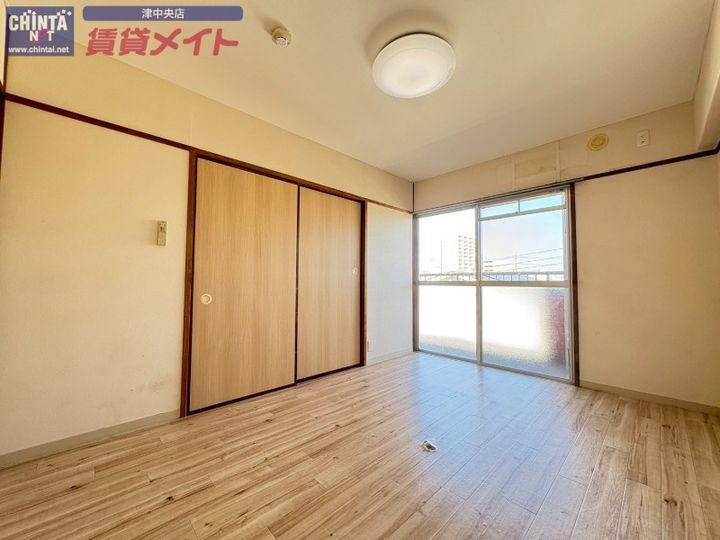 リパルティーレ津新町 B棟の居間