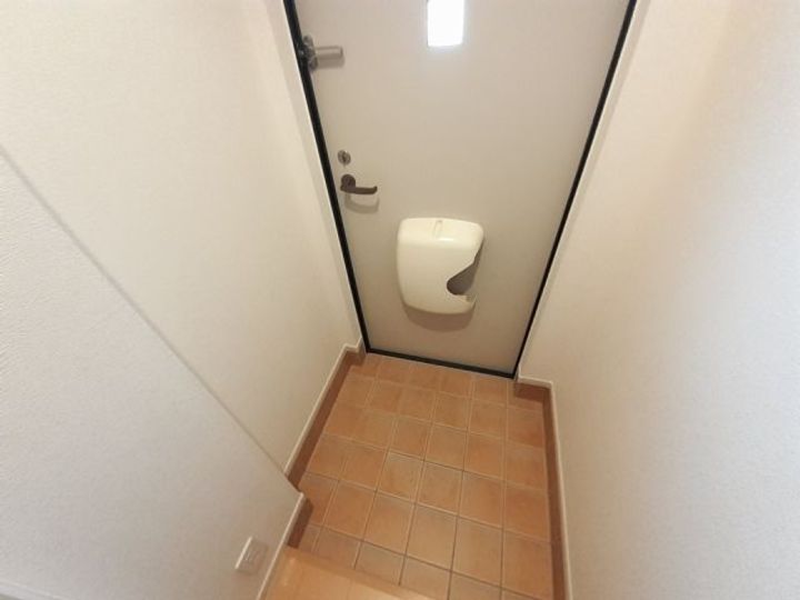 大阪府羽曳野市高鷲2(アパート)の賃貸物件の玄関