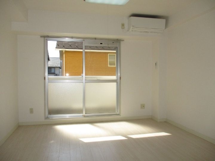 キャンパスサイドの居間