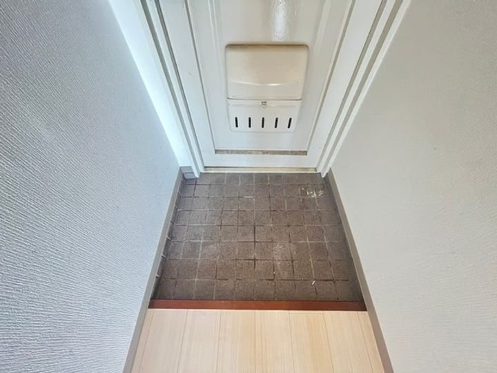 清水ビルの玄関