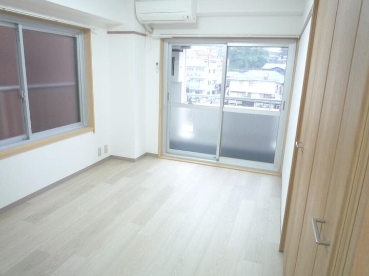 ゴトービルの居間