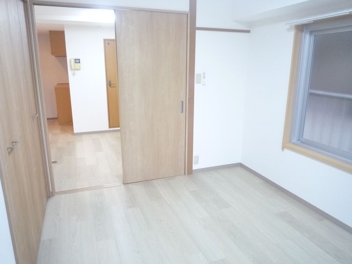 ゴトービルの居間