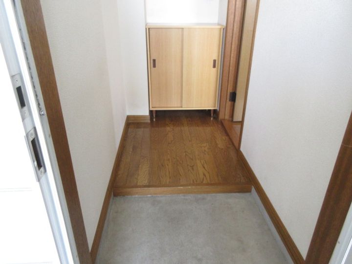 ハイツUMの玄関