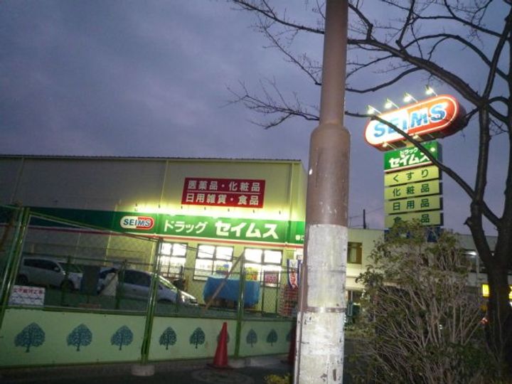 プワソンルージュの周辺