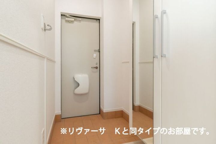 コリーナ アルモ Eの玄関