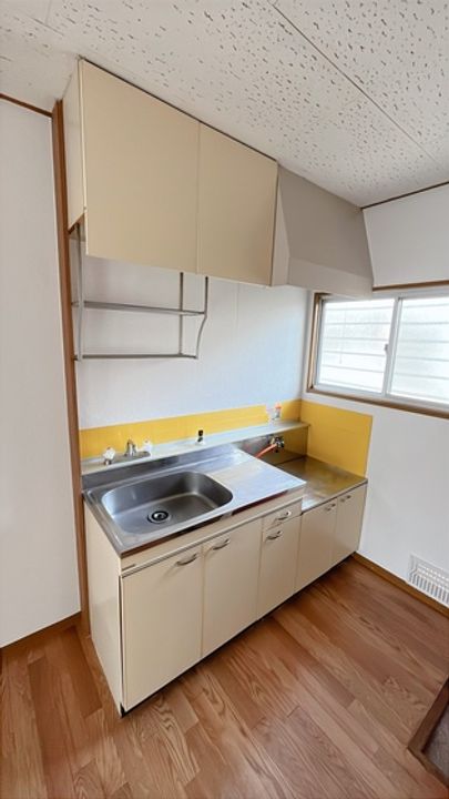 岡山県岡山市中区倉田の賃貸アパートのキッチン