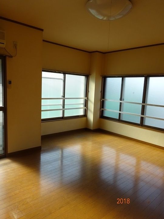 小林ビルの居間