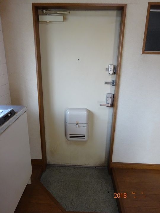 小林ビルの玄関