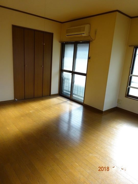 小林ビルの居間