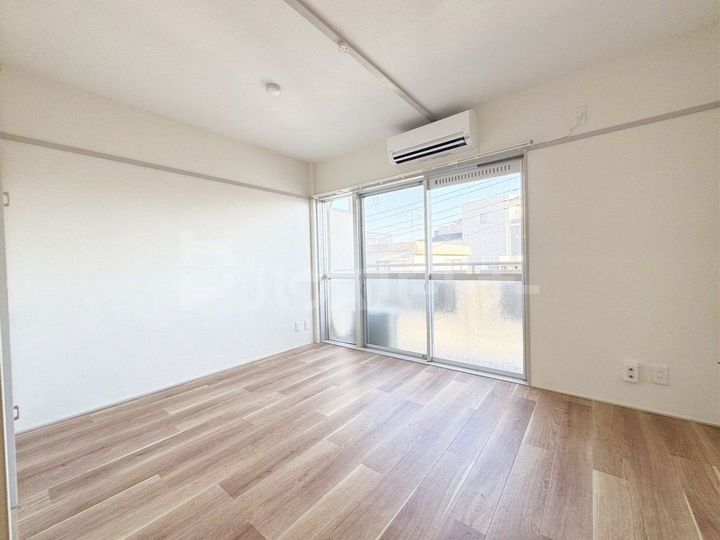清和マンションの居間