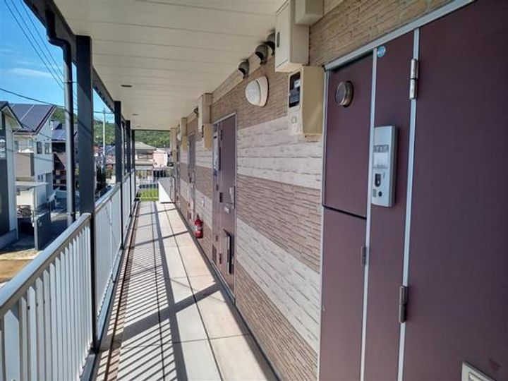 レオパレスイシハラIIIの玄関