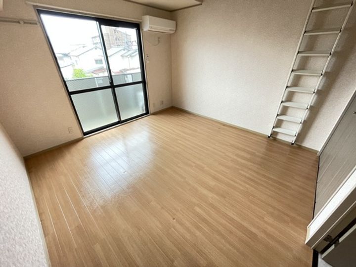 シャトルの居間