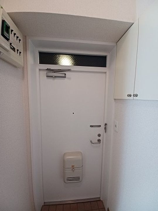 PINES APARTMENTの玄関
