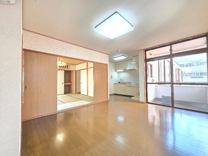 明野ビルの居間