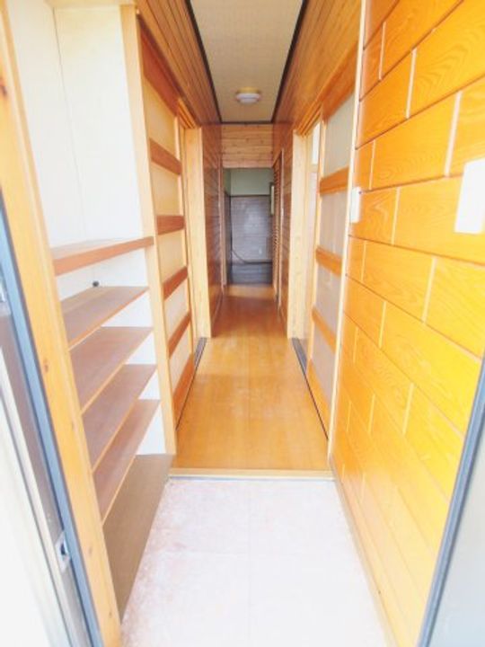 胤森アパートの玄関